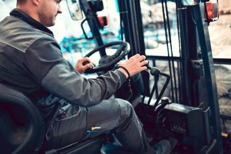 Co powinno się wiedzieć na temat obsługi wózków widłowych?